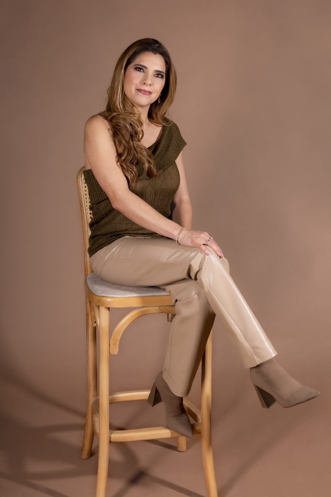 CINDY HERNÁNDEZ – MOLDES Y PASTELES